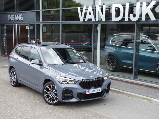 BMW X1 xDrive25e M Sportpakket Pano.dak Head-Up Display Harman-Kardon LED Camera Navi-Plus Apple Carplay Park.Ass. Driv.Ass. 19''LM Velgen