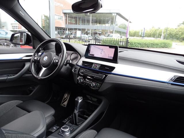 BMW X1 xDrive25e M Sportpakket Pano.dak Head-Up Display Harman-Kardon LED Camera Navi-Plus Apple Carplay Park.Ass. Driv.Ass. 19''LM Velgen