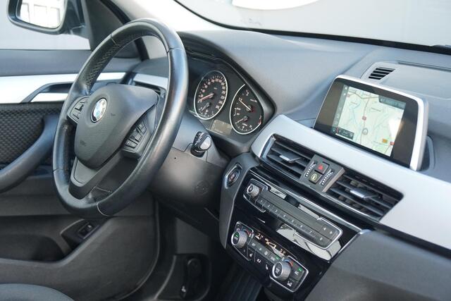 BMW X1 sDrive18i High Executive + SENSOREN / STOELVERWARMING / NAVIGATIE