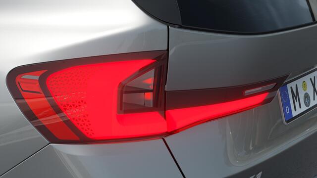 BMW X1 xDrive25e High Executive M Sport Automaat / Panoramadak / Trekhaak / Sportstoelen / Adaptieve LED / M Adaptief onderstel / Parking Assistant Plus / Stuurverwarming