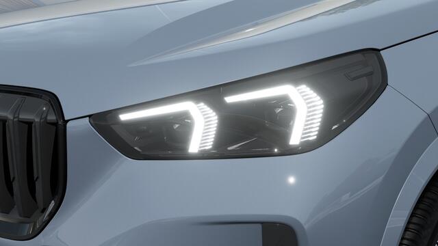 BMW X1 xDrive25e High Executive M Sport Automaat / Panoramadak / Trekhaak / Sportstoelen / M Adaptief onderstel / Comfort Access / Adaptieve LED / Head-Up / Harman Kardon