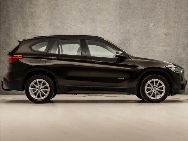 BMW X1 sDrive18i High Executive Automaat (PANORAMADAK, NAVIGATIE, CLIMATE, STOELVERWARMING, LEDEREN SPORTSTOELEN, CRUISE, LED KOPLAMPEN, TREKHAAK, NIEUWE APK, NIEUWSTAAT)