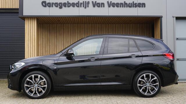 BMW X1 xDrive25e 220pk M-Sport *Facelift* Leder Pano-dak Head-up 19inch LM Afn.Trekhaak LED DAB Groot Navi 82201km!