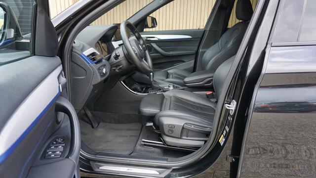 BMW X1 xDrive25e 220pk M-Sport *Facelift* Leder Pano-dak Head-up 19inch LM Afn.Trekhaak LED DAB Groot Navi 82201km!