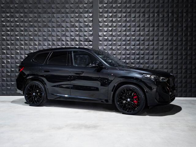 BMW X1 sDrive18i M Sport Pro | Pano | 20" | All Black | H&K | Topv. | Leer |
