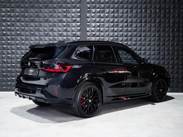 BMW X1 sDrive18i M Sport Pro | Pano | 20" | All Black | H&K | Topv. | Leer |