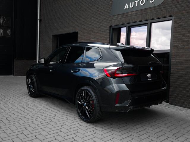 BMW X1 sDrive18i M Sport Pro | Pano | 20" | All Black | H&K | Topv. | Leer |