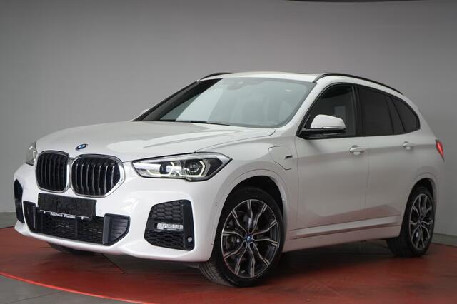 BMW X1 xDrive25e M-SPORT ** LED, NAVI+, PANORAMA, 19-inch LMV, TREKH, PRIVACY ** UNFALLFREI - Vol.Dealer Onderh.** ** INFORMEER OOK NAAR ONZE AANTREKKELIJKE FINANCIAL-LEASE TARIEVEN **