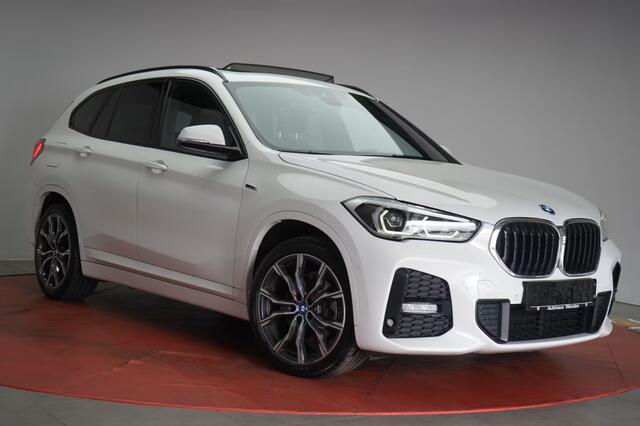 BMW X1 xDrive25e M-SPORT ** LED, NAVI+, PANORAMA, 19-inch LMV, TREKH, PRIVACY ** UNFALLFREI - Vol.Dealer Onderh.** ** INFORMEER OOK NAAR ONZE AANTREKKELIJKE FINANCIAL-LEASE TARIEVEN **