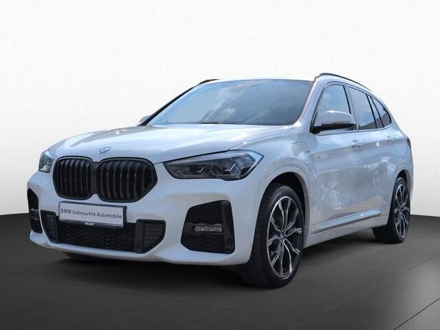 BMW X1 xDrive25e M-SPORT ** LED, NAVI+, PANORAMA, 19-inch LMV, SPIEGEL-PACK ** UNFALLFREI - Vol.Dealer Onderh.** ** INFORMEER OOK NAAR ONZE AANTREKKELIJKE FINANCIAL-LEASE TARIEVEN **