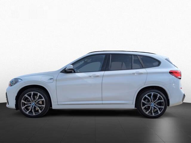 BMW X1 xDrive25e M-SPORT ** LED, NAVI+, PANORAMA, 19-inch LMV, SPIEGEL-PACK ** UNFALLFREI - Vol.Dealer Onderh.** ** INFORMEER OOK NAAR ONZE AANTREKKELIJKE FINANCIAL-LEASE TARIEVEN **