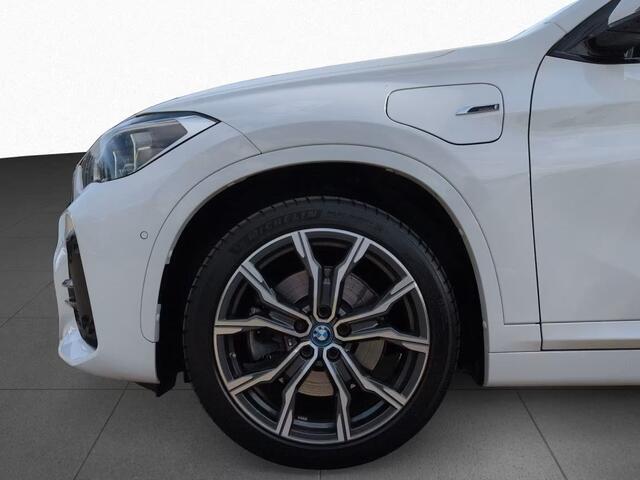 BMW X1 xDrive25e M-SPORT ** LED, NAVI+, PANORAMA, 19-inch LMV, SPIEGEL-PACK ** UNFALLFREI - Vol.Dealer Onderh.** ** INFORMEER OOK NAAR ONZE AANTREKKELIJKE FINANCIAL-LEASE TARIEVEN **