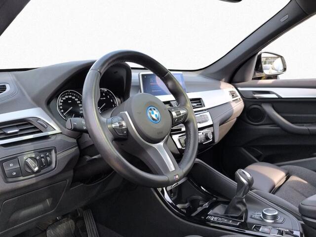 BMW X1 xDrive25e M-SPORT ** LED, NAVI+, PANORAMA, 19-inch LMV, SPIEGEL-PACK ** UNFALLFREI - Vol.Dealer Onderh.** ** INFORMEER OOK NAAR ONZE AANTREKKELIJKE FINANCIAL-LEASE TARIEVEN **