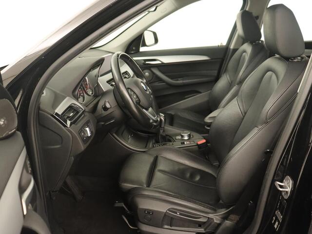 BMW X1 sDrive18i High Executive | Leder | Trekhaak | Harman/Kardon | Stoelverwarming | Head-Up | Full LED | Navigatie | Parkeerhulp | Climate control | Bluetooth