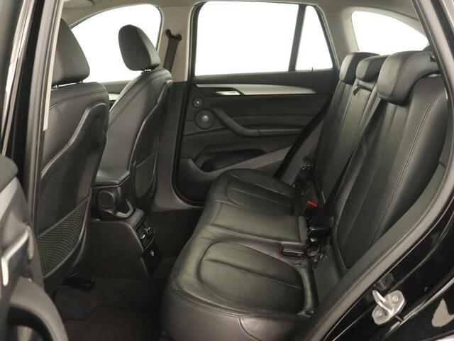 BMW X1 sDrive18i High Executive | Leder | Trekhaak | Harman/Kardon | Stoelverwarming | Head-Up | Full LED | Navigatie | Parkeerhulp | Climate control | Bluetooth