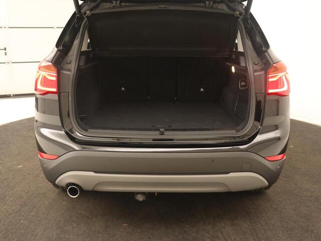 BMW X1 sDrive18i High Executive | Leder | Trekhaak | Harman/Kardon | Stoelverwarming | Head-Up | Full LED | Navigatie | Parkeerhulp | Climate control | Bluetooth