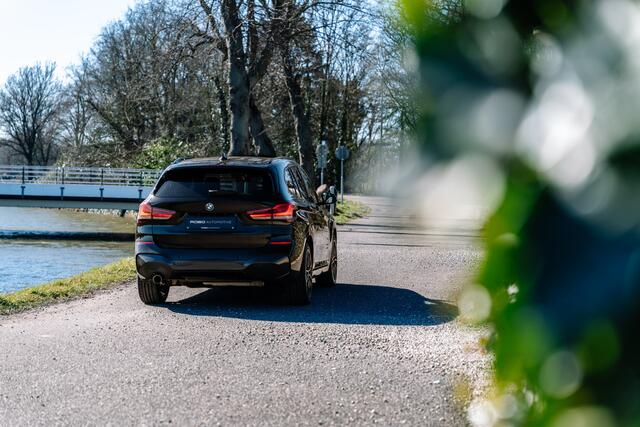 BMW X1 xDrive25e Executive M Sport | Stoelverwarming | Trekhaak | Parkeersensoren | Navigatie | Keyless | Cruise Control | LED | Climate Control | DAB | BTW |