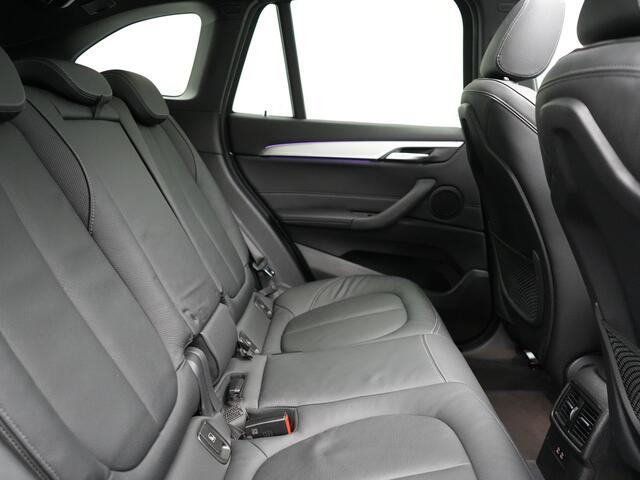 BMW X1 xDrive25e xLine Plug In Hybrid 222pk Dealer O.H PHEV | Panodak | Sfeerverlichting | Lederen Sportstoelen Verwarmd | Cruise Control | Camera | Navigatie | LED | DAB |