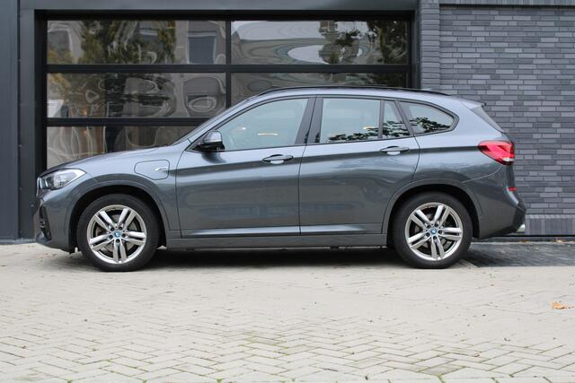 BMW X1 xDrive25e High Executive M-SPORT | BTW | PANO | ACC | CAMERA | KEYLESS | HUD | STOELVERWARMING |