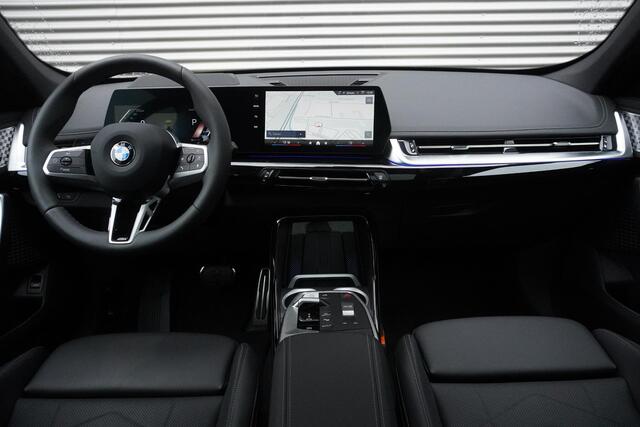 BMW X1 xDrive23i M Sportpakket Pro | schuif/ Kantel Dak | Trekhaak | Parking Assistant Plus | Driving Assistant Plus | Harman Kardon