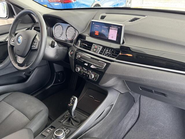 BMW X1 sDrive18iA High Executive | Automaat | Cruise Control | Camera | Navigatie | Stoelverwarming | LM-Velgen | Climate Control | Elektrisch bedienbare Achterklep | Parkeer Sensoren voor en achter | LED Verlichting