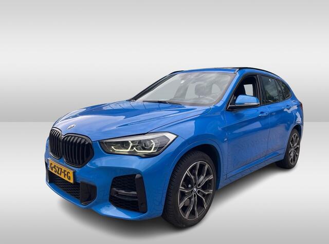 BMW X1 sDrive20i High Executive Ed. / Trekhaak / Panoramadak / Camera / Head-up / 19'' / Memory seats / Leder / Stuurverwarming / Navigatie / DAB / Stoelverwarming / Cruise Control