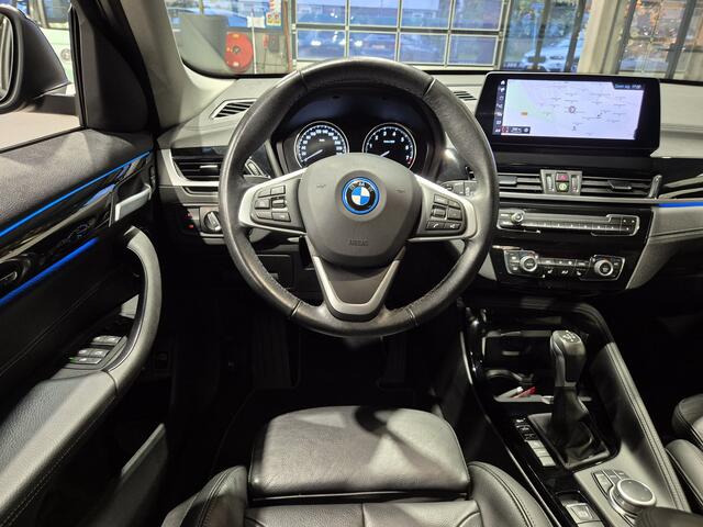 BMW X1 xDrive25e High Executive Sportline | Black edition | Camera | HUD | Leder | Trekhaak | Navigatie | Stoelverwarming | Carplay