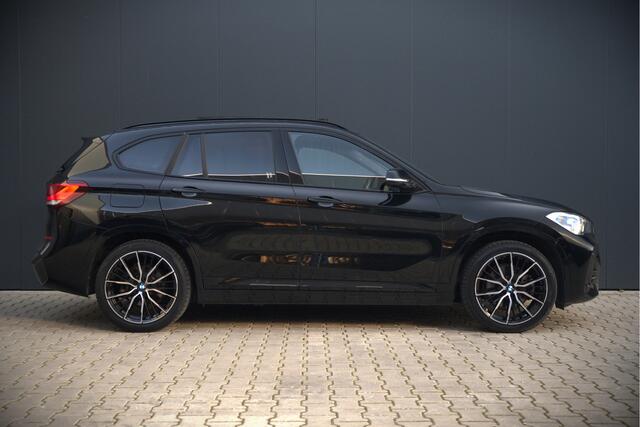 BMW X1 xDrive25e eDrive Edition M Sport | Panoramadak | Leer | Head-Up Display | Camera | Shadowline | Keyless | Cruise Control | Navigatie Prof. | Stoelverwarming | Elek. Achterklep | Ambiance Verlichting