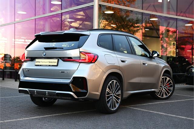 BMW X1 xDrive25e High Executive M Sport Automaat / Panoramadak / Trekhaak / Sportstoelen / M Adaptief onderstel / Comfort Access / Parking Assistant Plus / Head-Up / Harman-Kardon