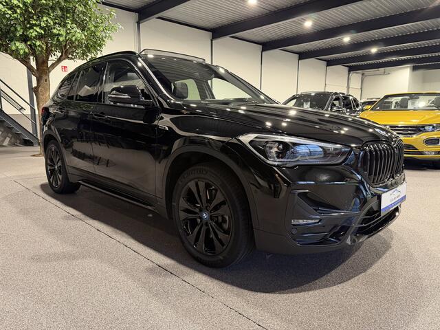 BMW X1 xDrive25e High Executive Sportline | Black edition | Panorama | Trekhaak | Camera HUD | Carplay