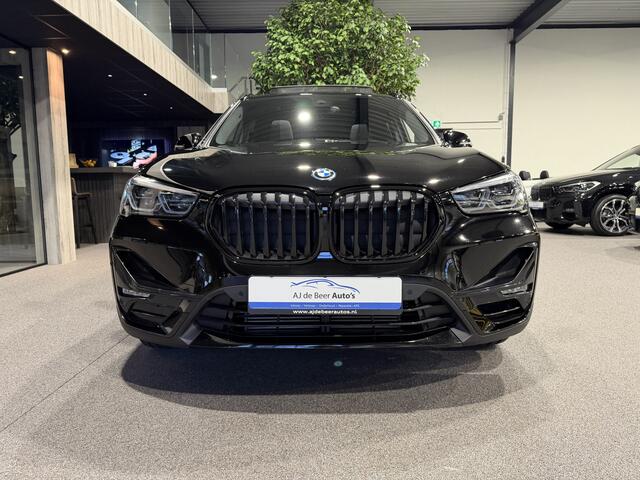 BMW X1 xDrive25e High Executive Sportline | Black edition | Panorama | Trekhaak | Camera HUD | Carplay