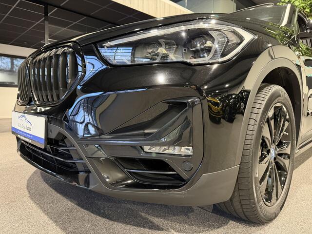 BMW X1 xDrive25e High Executive Sportline | Black edition | Panorama | Trekhaak | Camera HUD | Carplay