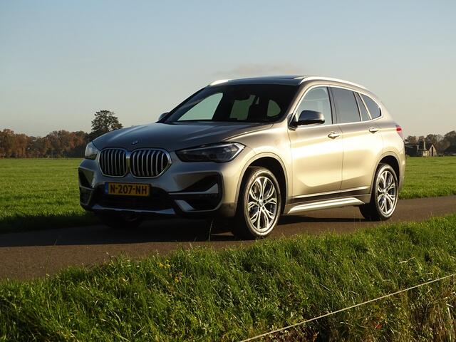 BMW X1 sDrive20i X-Line | Zwarte hemel | Pano | M-Sport stuur | Camera | Leer | Gr.NAV | Stoelverw.