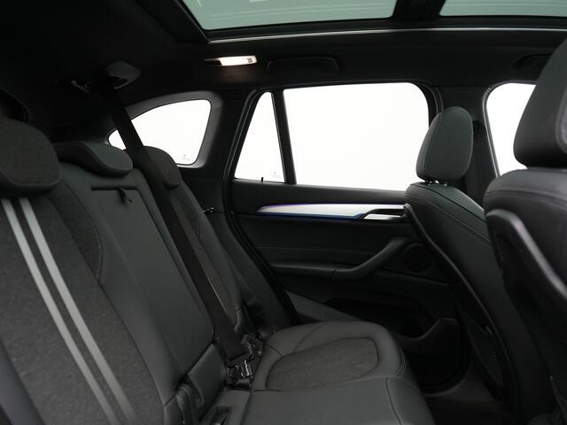 BMW X1 xDrive25e M Sport Plug In Hybrid Storm Bay Metallic 221pk Dealer O.H. PHEV | Panodak | Head Up | Adaptive Cruise | Camera | Stoelen & Stuur Verwarmd | Sfeerverlichting | Keyless | Navigatie | 19"L.M | DAB |