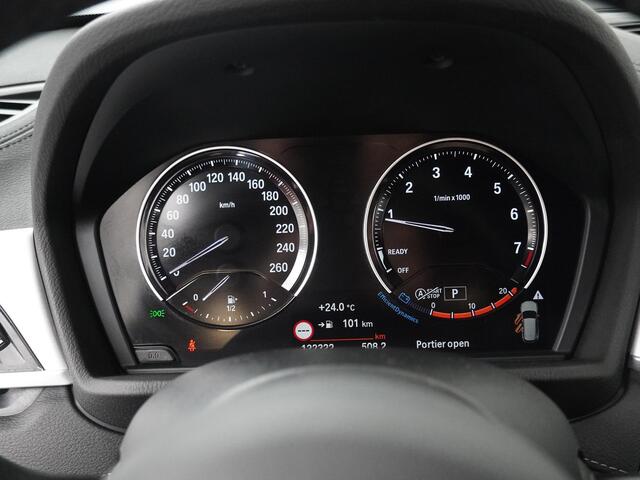 BMW X1 sDrive20i VDL Nedcar Edition | Trekhaak | Stoelverwarming | Head-up Display | Achteruitrijcamera