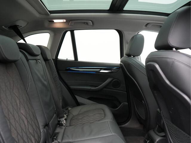 BMW X1 xDrive25e Sportline Plug In Hybrid 222pk Dealer O.H. PHEV | Trekhaak Afn. | Panodak | Head Up | Lederen Sportstoelen Verwarmd | LED Koplampen | Sfeerverlichting | Navigatie | Cruise Control | DAB |