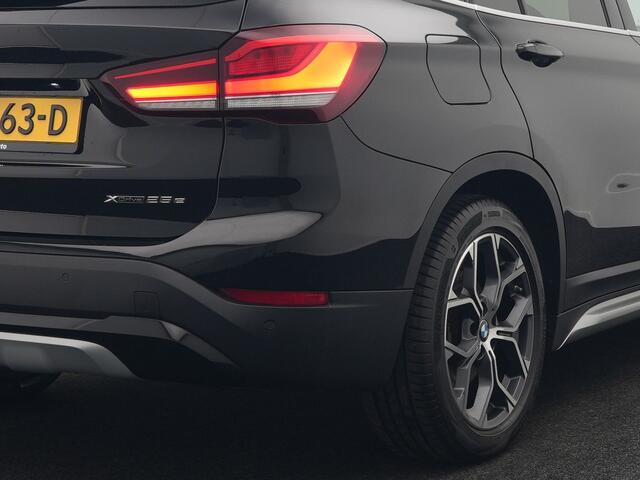 BMW X1 xDrive25e Sportline Plug In Hybrid 222pk Dealer O.H. PHEV | Trekhaak Afn. | Panodak | Head Up | Lederen Sportstoelen Verwarmd | LED Koplampen | Sfeerverlichting | Navigatie | Cruise Control | DAB |