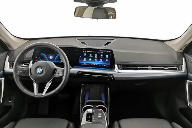 BMW X1 sDrive18iA xLine ** ADAPT. LED, LEDER, PANORAMA, TREKH, ADAPT. CRUISE, ACT. SPORTST ** 1e EIG - Ex BMW-AG - UNFALLFREI ** ** INFORMEER OOK NAAR ONZE AANTREKKELIJKE FINANCIAL-LEASE TARIEVEN **