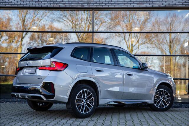 BMW X1 sDrive18i M-sport , Draadloze lader, Keyless entry, Achteruitrijcamera,