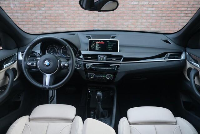 BMW X1 sDrive20i 192pk Aut. High Executive | M Sport | Navi | Climate | Panoramadak | Head-up Display | Elektrische Achterklep | Stoelverwarming | PDC | Trekhaak