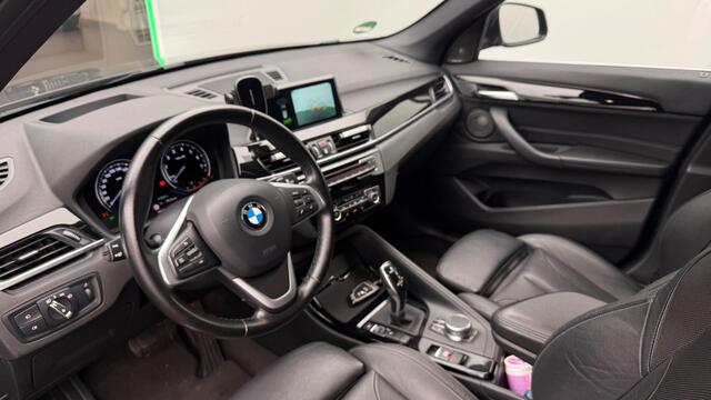BMW X1 sDrive18i High Executive X Line | Panoramadak | Harman Kardon | Parkeersensoren | Head-Up Display | Leer | Stoelverwarming | Navigatie | Camera | Automaat | Digitale Tellers | Keyless | LED | Cruise Control |