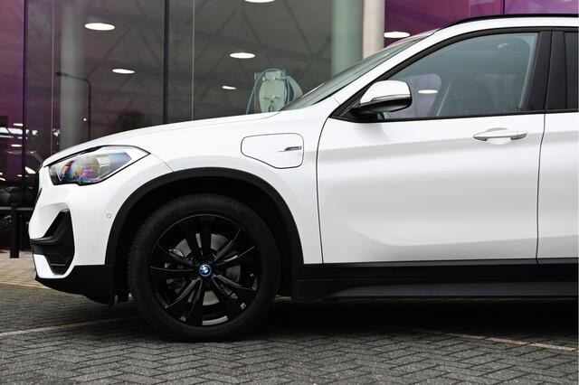BMW X1 xDrive25e High Executive Automaat / Panoramadak / Achteruitrijcamera / Comfort Access / LED / Head-Up / Stoelverwarming