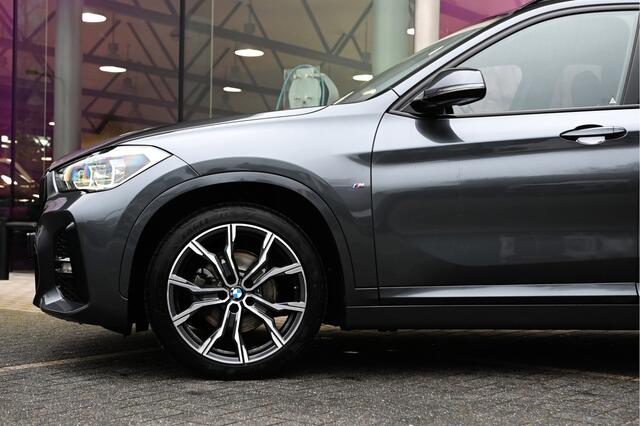 BMW X1 sDrive18i Executive M Sport Automaat / Sportstoelen / Adaptieve LED / Head-Up / M Sportonderstel