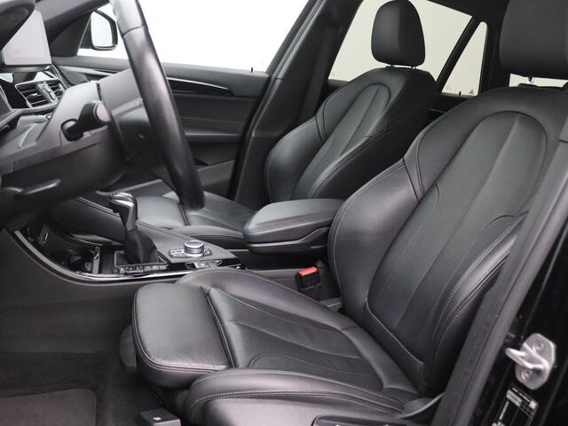 BMW X1 xDrive25e eDrive Edition 220PK Aut. SOH 88%, Pano-Schuifdak, M-Sport, Head-Up Display, Alarm, Trekhaak, 18" LM Velgen, Lederen Bekleding, Achteruitrijcamera, Stoelverwarming