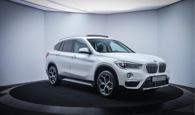 BMW X1 18iA X-LINE EDITION PANO/FULL LED/CAMERA/HEAD UP/STOELVERW./NAVI/DAB/PDC V+A/LMV 18''