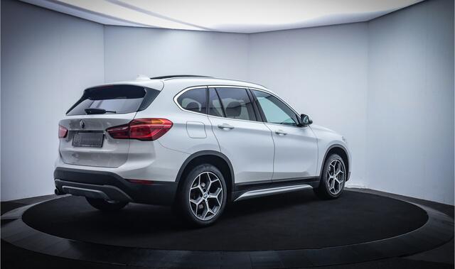 BMW X1 18iA X-LINE EDITION PANO/FULL LED/CAMERA/HEAD UP/STOELVERW./NAVI/DAB/PDC V+A/LMV 18''