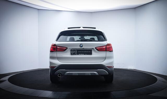 BMW X1 18iA X-LINE EDITION PANO/FULL LED/CAMERA/HEAD UP/STOELVERW./NAVI/DAB/PDC V+A/LMV 18''