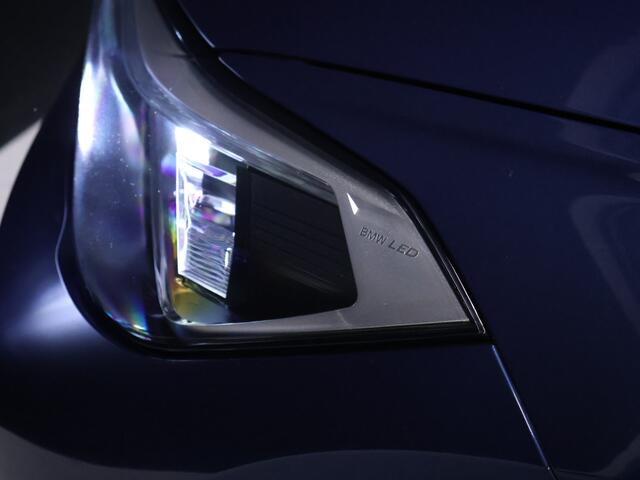 BMW X1 sDrive18i Sport [HEAD-UP DISPALY, GROOT NAVIGATIE, VOL LEDER, PDC ACHTER, STOELVERWARMING, AUTOMATISCHE AIRCO, ELEKTRISCHE ACHTERKLEP, BMW LED, CRUISE CONTROL, BLUETOOTH TELEFOON, NIEUWSTAAT]