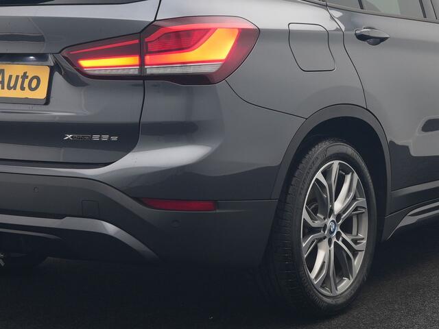 BMW X1 xDrive25e Sportline Plug In Hybrid 221pk Dealer O.H. PHEV | Trekhaak | Panodak | Adaptive Cruise | Camera | Lederen Sportstoelen Memory & Verwarmd | Sfeerverlichting | Navigatie | DAB |