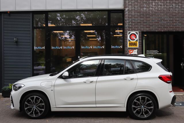 BMW X1 xDrive25e 220pk M-Sport Shadow Line Pano/Keyless/Navi/Leder Dakota/LED/DAB/19"